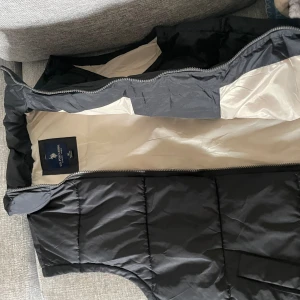 Polo ralphlauren väst Strl M  - En skit snygg höst/sommar väst ny skick och riktigt skön, passar även storlek L 