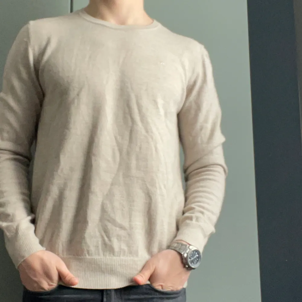 Tja! Säljer en schysst tröja från J. Lindeberg i 100%merinoull! Han i bilden är 185cm och bär vanligtvis storlek M/L. Hör av dig vid intresse!🙌. Tröjor & Koftor.