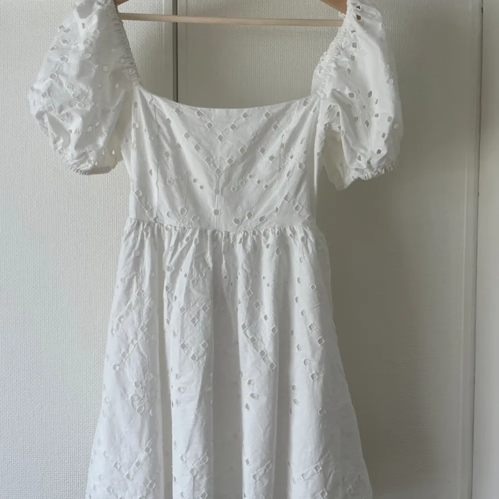 En vit gullig klänning från Zara som passar perfekt till studenten. Den är ca 2 år gammal men bara använd 2-3 gånger. Den är i storlek 38 och kort i modellen . Klänningar.