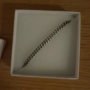 Äkta silverarmband - Säljer ett armband då det inte passar mig. Nypris: 1500kr Mitt pris: 500kr