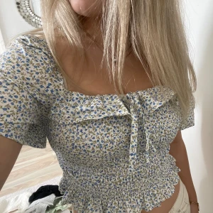 sommar topp - Fin sommar topp som är lite för liten. Storlek XS💕Kan tänka mig sänka pris vid snabb affär. 