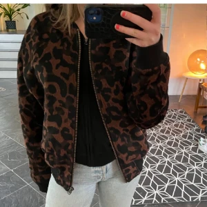 Jacka leopard - Snyggaste vårjackan i leopardmönster! Knappt använd så i superbra skick💗