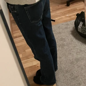 Lågmidjade snygga jeans - Lågmidjade snygga jeans i nyskick från Vera Moda. Köp gärna☺️