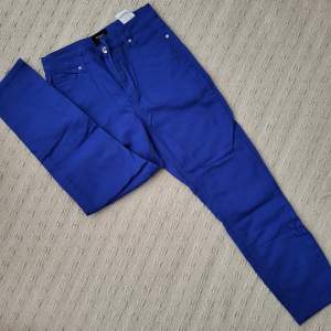 Fina blåa jeansbyxor från Vero Moda, i jättebra skick!💗