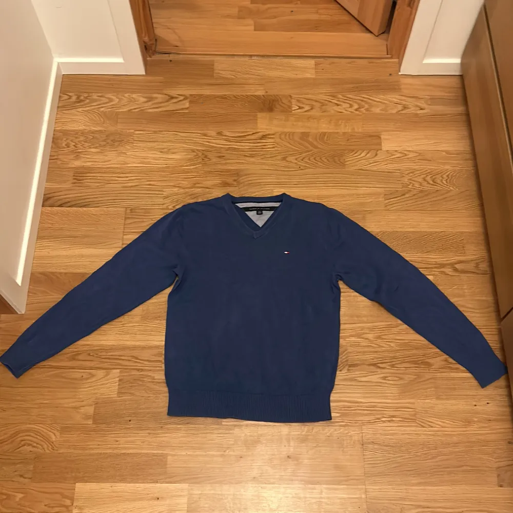 Hej säljer min Tommy Hilfiger tröja då jag har vuxit ur den. Den är i storlek S skriv för minsta lilla fundering.. Neuletakit & Villapaidat.