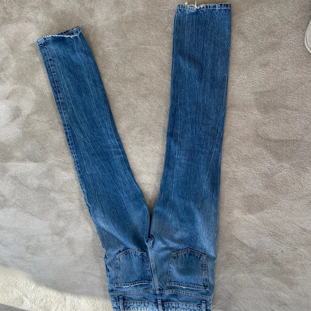 Mörkblåa jeans från zara, bara använda några gånger ☺️💘nypris e 400 så därför säljer jag för 300 men kan diskutera priset ☺️💘. Jeans & Byxor.