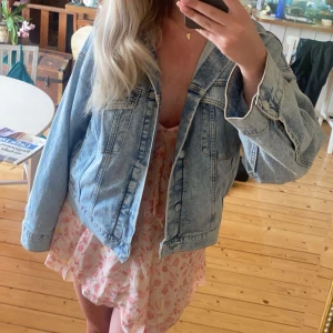 Jeansjacka - Jättefin jeans jacka från hm, strl xs men passar snarare m/s❤️