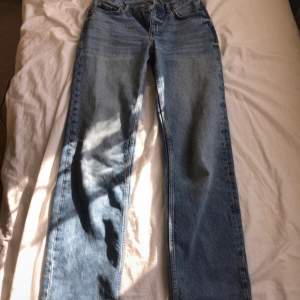 Lågmidjade och raka jeans från Gina tricot. Lite slitna längst ner. Midjemått tvärs över: 36cm Innerbenslängd:80cm