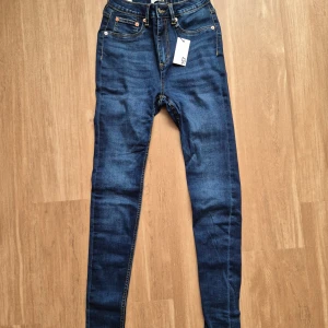 Nya jenans från lager 15i - Nya med lapp