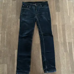 Begagnade levis jeans 511 (W=30, L=34) i färgen mörkblå och nypriset ligger runt 900kr. För ytligare frågor och bilder kontakta gärna säljaren!