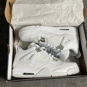 Jordan 4 Pure Money  - Fräscha  Air Jordan 4 Retro 'Pure Money i väldigt fint skick. Stl 44,5.  Endast använda ett par gånger. Skick är typ 9-9,5/10 