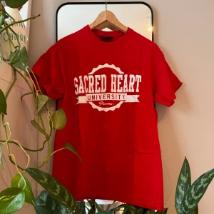 Vintage T-shirt  - Vintage T-shirt som är köpt på Beyond retro. Snygg röd färg och säljs endast pga den är för stor för mig men annars tkr ja den är as fet! Passar ksk S-M om man vill ha overzised! Hör gärna av er vid intresse!!