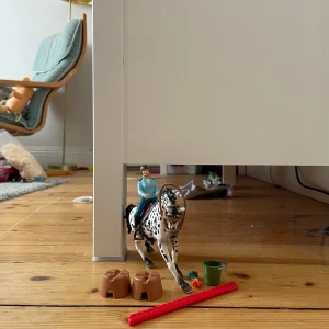 Leksak - Två bommar, två hinder stöd, en häst, en hink, ett par morötter, en sadel, ett träns och en gubbe 