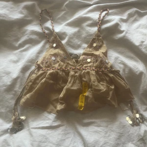 Topp  - Säljer min jättefina topp från Pull and beer som är i nyskick och aldrig använd eftersom den inte passar mina bröst.