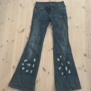 Coola jeans  - Sjukt unika och coola jeans från Lois! I storleken 36/28. De är väldigt långa och passar bra på mig som är 177!❤️