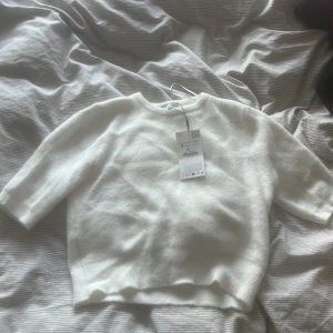 Kortärmad stickad tröja  - Säljer en helt ny, jätte fin kortärmad stickad tröja från zara som aldrig kommit till användning. 