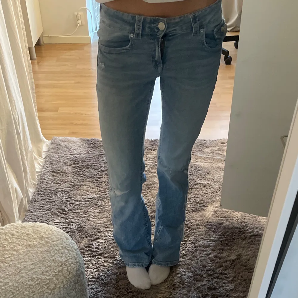 Super fina lågmidjade jeans från Young Gina. Nästan helt nya och endast använda en gång💞. Jeans & Byxor.