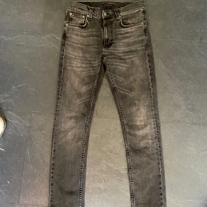 Nudie jeans - Ett par Nudie jeans i mycket bra skick! Färgen är jävligt nice och passar till allt. Storlek 29/32. Nypris 1600kr. Hör av er vid funderingar!