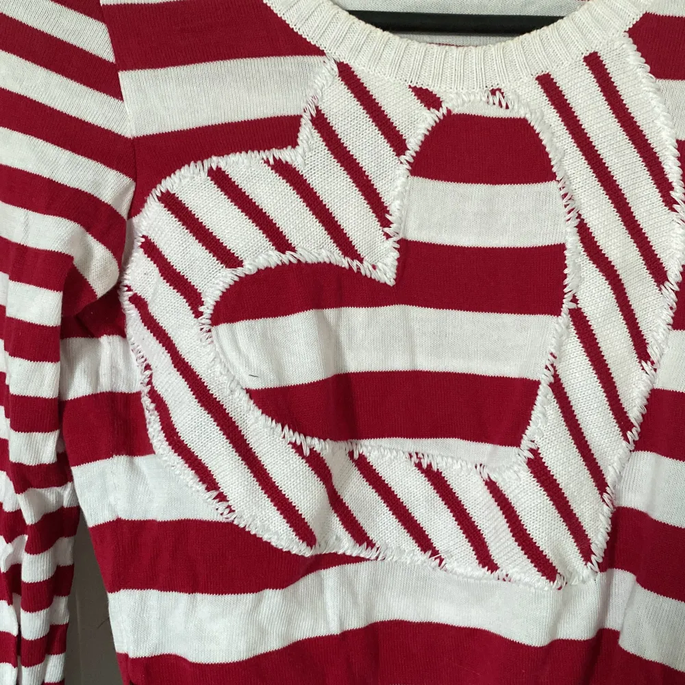 Super söt tröja från moschino i röd o vitt med ett hjärta, storlek står inte men passar mig som är s. Tröjor & Koftor.