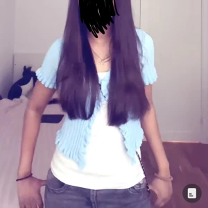 Blå kofta/bolero - Jätte söt blå bolero säljs för kommer inte användning skriv om du har ngr frågor💗 köpt för 199kr