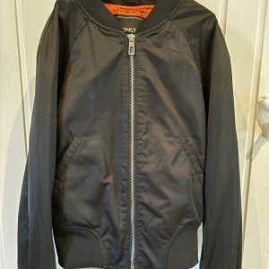 Bomberjacka - Supersnygg bomberjacka från only i nyskick.
