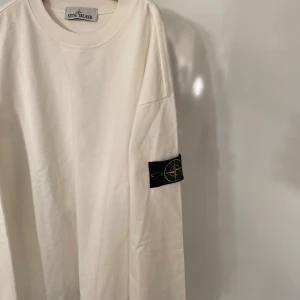 Stone island tröja - Helt ny äkta stone island tröja som aldrig är använd, inga defekter alls.  Säljer den pga fel storlek.  