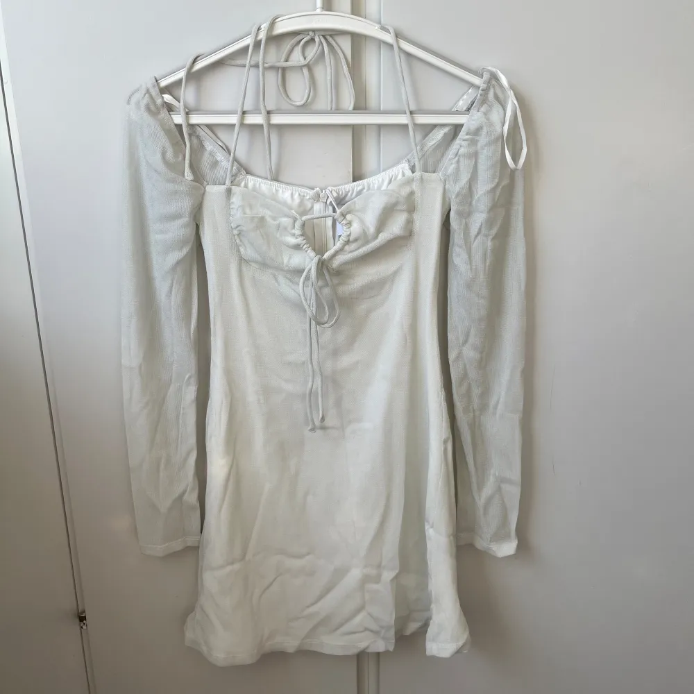 Oanvänd klänning, perfekt för studenten, studentskivan, white party m.m. Det är en dupe för den virala klänningen på bild 1. Size 2 = xs. Nypris: 1050kr med tull. Säljer för den inte kom till användning under studenten! Skriv för fler bilder/frågor💕. Klänningar.