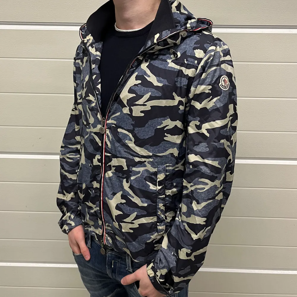 Sjukt cool moncler windbreaker i camo. Storlek 2 vilket motsvarar S/M, modellen på bilden är 178cm lång. Nypris 7899kr, köp för endast 3399kr. Inget og men givetvis äkta. Sov inte på denna!!💯Liten lagning på armen som inte synns annars fint skick. Jackor.