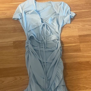 Blå klänning  - En fin blå klänning , stolen s men passar M använd 1 gång 