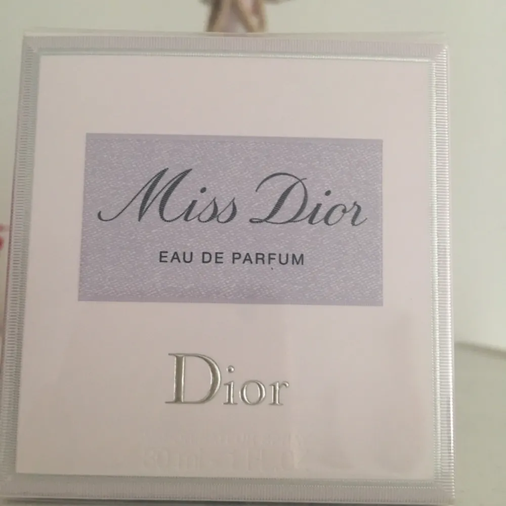 En helt ny Dior parfym och oöppnad 30 ml säljes pga felköp . Ordinarie pris på Sephora är 899kr . Övrigt.