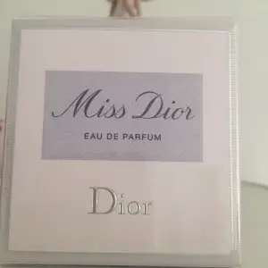 En helt ny Dior parfym och oöppnad 30 ml säljes pga felköp . Ordinarie pris på Sephora är 899kr 