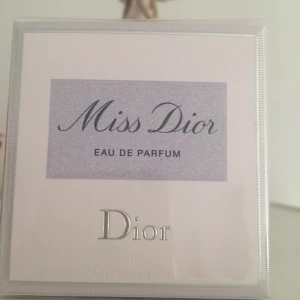 Parfym  - En helt ny Dior parfym och oöppnad 30 ml säljes pga felköp . Ordinarie pris på Sephora är 899kr 