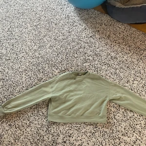 Grön långarmad tröja - Jag säljer min tröja eftersom jag inte använder den längre, den är inte förstörd på något sätt. Jag köpte den för lite mer än 100 kr. Har använt den ett par gånger.