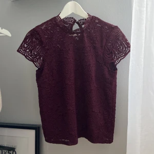 As snygg blus  - Säljer denna fina vinröda blus från holly &Whyte. Helt som ny använd ca 10 gånger. Köpte på den loppis för 120kr. Pris kan diskuteras 