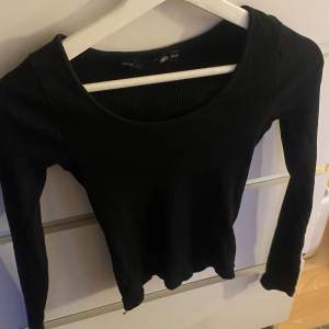 Långarmad svart ribbad tröja från lager 157