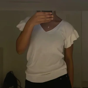 Volang topp  - En gullig topp med volang armar perfekt till sommaren  Tunn material  Använd 1 gång  One size (finns bara i en storlek)‼️