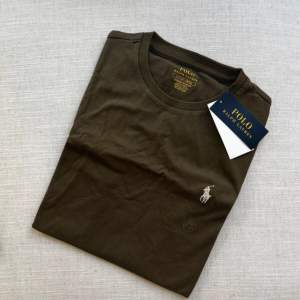 Helt ny Ralph lauren T-shirt. Passform slim fit. Tröjan passar bra med andra plagg som är av färgerna beig, blått, eller svart 