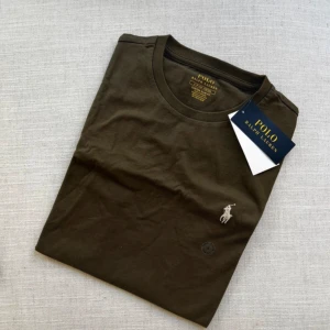 Ralph lauren T-shirt  - Helt ny Ralph lauren T-shirt. Passform slim fit. Tröjan passar bra med andra plagg som är av färgerna beig, blått, eller svart 