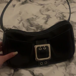 Handväska  - Säljer denna så gulliga handväskan💞köpt för ca ett år sedan men endast använd fåtal gånger! (Pris kan diskuteras💘💘)