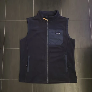 Patagonia väst - En trendig och eftertraktad Patagonia väst, riktigt fet inför våren och sommarn med snygg och enkel färg. Helt och hållet ny, fick den i present fast tyckte att den var lite för stor. Hör gärna av er vid frågor! 