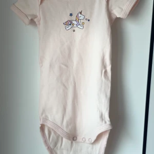 Body från name it i storlek 68 - Body från name it i storlek 68. Använd enbart några få gånger.   Djur och rökfritt hem 