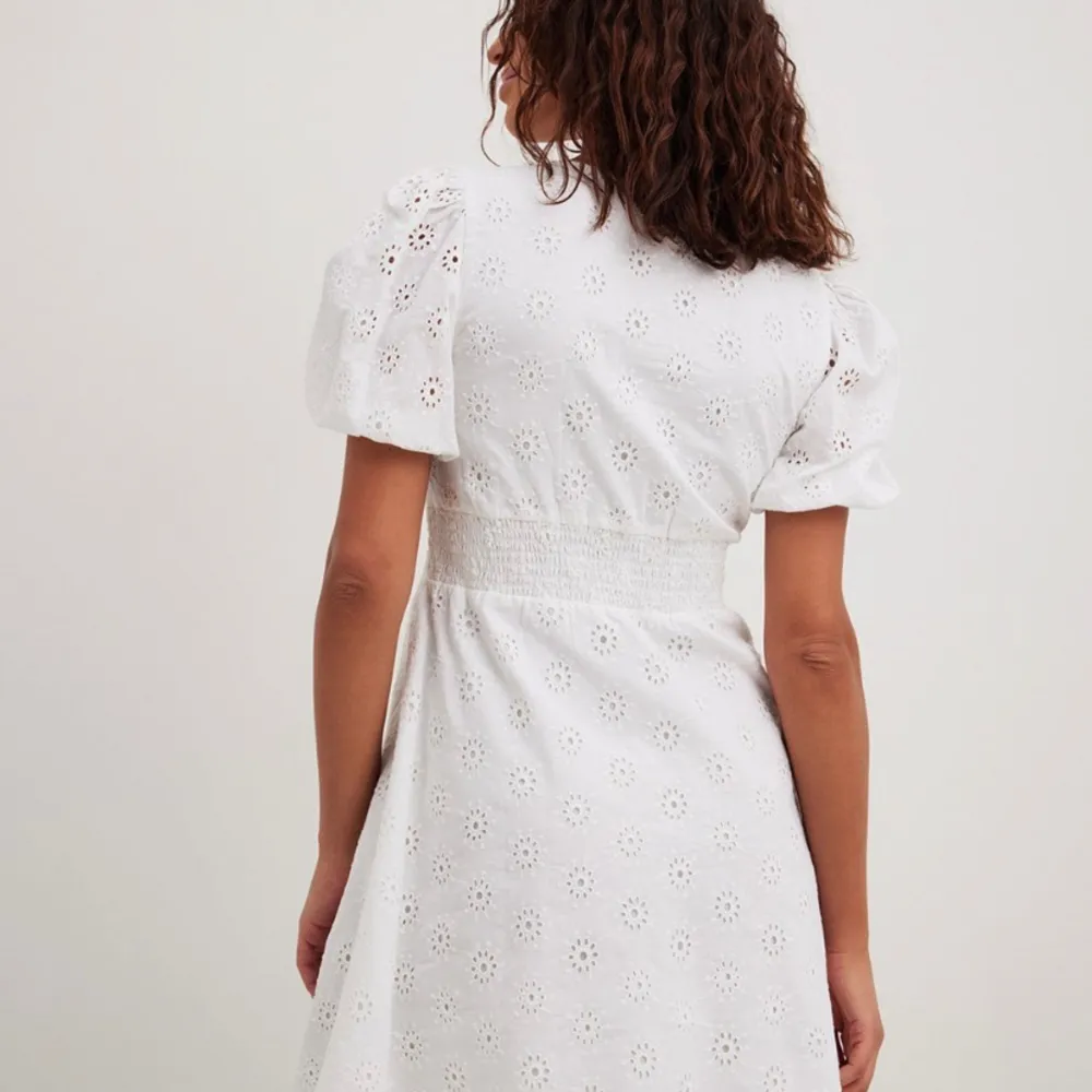 Säljer denna vita klänning från NA-KD då jag glömde retunera den, slutsåld på hemsidan. Har bara testat den så lapparna sitter kvar💕 pris går att diskutera💕. Klänningar.
