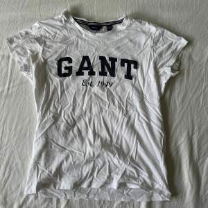 Hej, jag säljer denna vita Gant T-shirt. Den är i bra skick och har nästan inga tecken på användning.