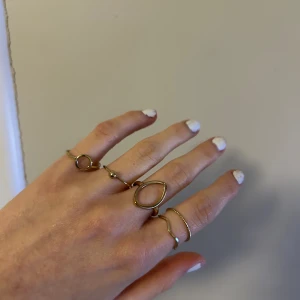 Ringar - Säljer dessa ringar som är i ”guld” inte äkta! Då jag använder silver. Har tappat lite färg.