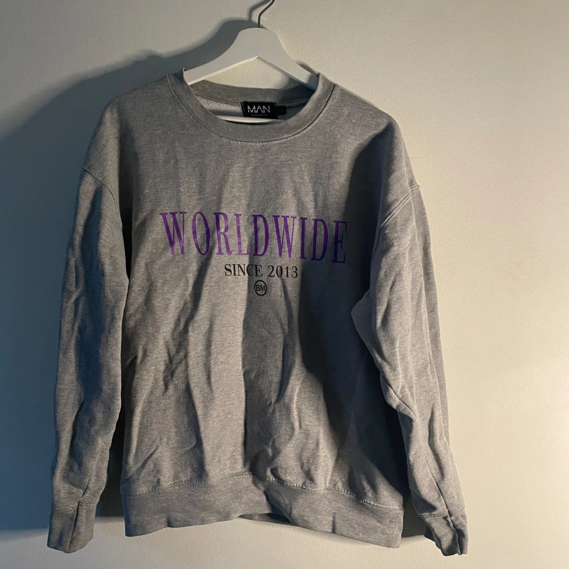 Grå sweatshirt med tryck