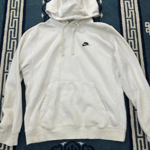 Nike hoodie  - Hej, säljer min Nike hoodie eftersom att den inte kommer till användning. Använd 6-8 gånger.