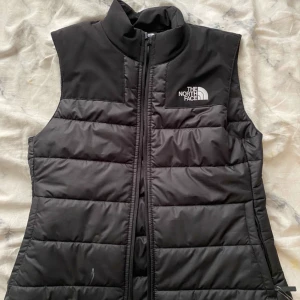 The north face väst - Hej jag säljer min the north face väst i stlk S säljer pga att den inte kommit till användning. Den är i jättebra skick och använd typ 2 gånger. pris kan diskuteras 