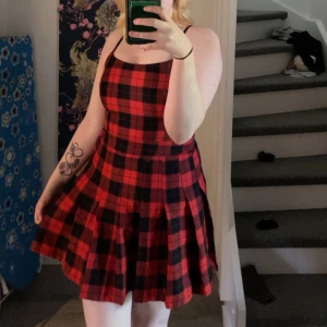 Söt klänning - Jättefin klänning från hm, säljer då den är lite för liten för mig, ej justerbara band, har dragkedja på ena sidan. Inga defekter Använd gärna köp nu🌺