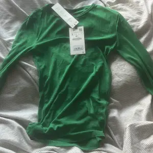 Säljer en jätte fin grön tunn tröja från zara i storlek S som är lite genomskinlig i tyget. Den är helt oanvänd och prislappen sitter på. 