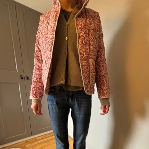 Jacka - En vårjacka från Commense i storlek M. Den är i nyskick och jag säljer den för 300kr. Ordinarie pris är 520kr. 